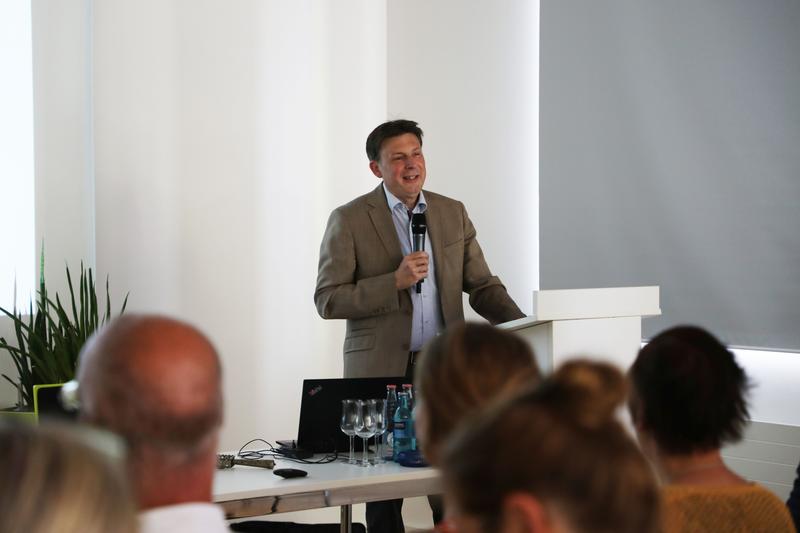 Eröffnung des Symposiums zu COVID-19-Forschung in Magdeburg durch Prof. Dr. med. Achim Kaasch.