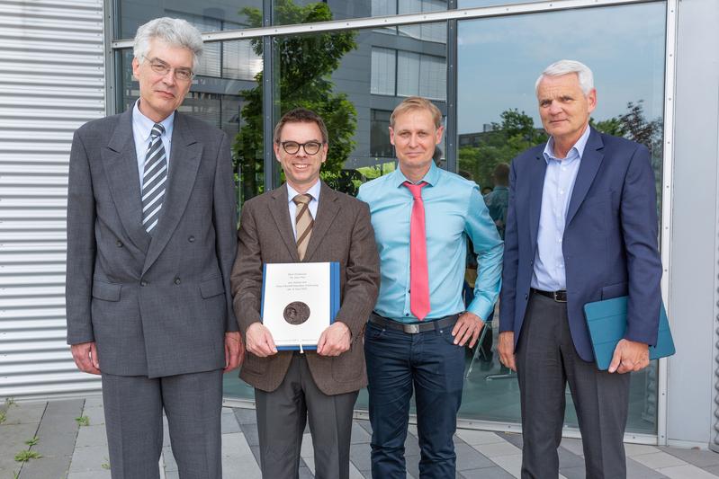 Awarding of the Inhoffen Medal 2023: (left to right) Laudator Prof Stefan Schulz, Awardee Prof Jörn Piel, Director of the Friends of HZI Prof Klemens Rottner, Scientific Director of HZI Prof Dirk Heinz. ©HZI/Verena Meier