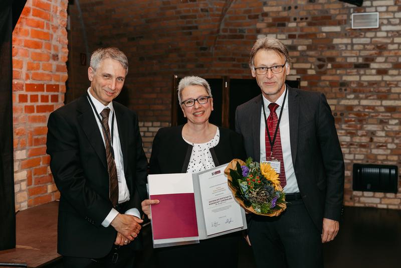 Dekan der Fakultät für Wirtschaftswissenschaft, Prof. Dr. Abdolkarim Sadrieh, Prof. Dr. Gudrun Kiesmüller mit der Urkunde zur Ehrendoktorwürde und der Rektor der Universität Magdeburg, Prof. Dr. Jens Strackeljan (von links nach rechts)