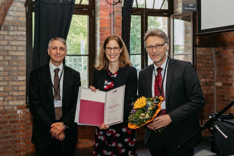 Dekan der Fakultät für Wirtschaftswissenschaft, Prof. Dr. Abdolkarim Sadrieh, Prof. Dr. Nicola Fuchs-Schündeln mit der Urkunde zur Ehrendoktorwürde und der Rektor der Universität Magdeburg, Prof. Dr. Jens Strackeljan (von links nach rechts)