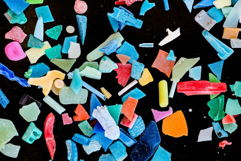 Mikroplastik: Plastikstückchen unter 5 Millimeter Grösse gelangen leicht in Gewässer.