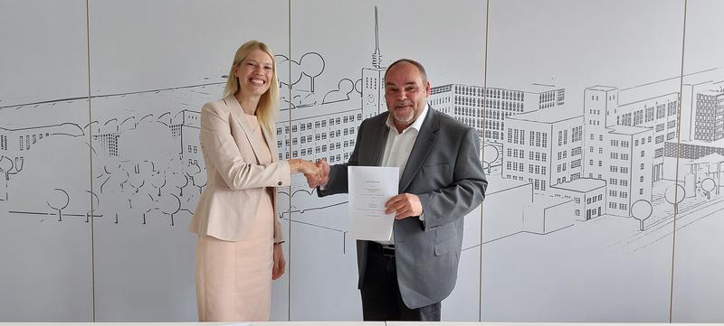 Links Chantal Ostermann (Mitglied der Geschäftsführung, Victor´s Group), rechts Prof. Dr. Steffen Teichert (Rektor der Ernst-Abbe-Hochschule Jena)