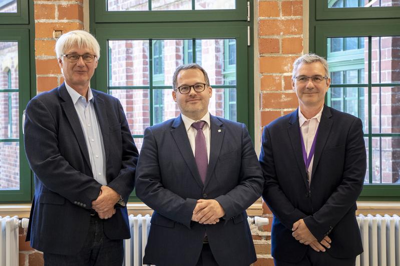 Der Vorstand des Vereins Hi!Lusatia: Prof. Thorsten Claus, Institutsdirektor des IHI Zittau, Prof. Alexander Kratzsch, Rektor der Hochschule Zittau/Görlitz und Sven Werner, Standortleiter der Siemens Energy Global GmbH & Co. KG (v.l.n.r.)