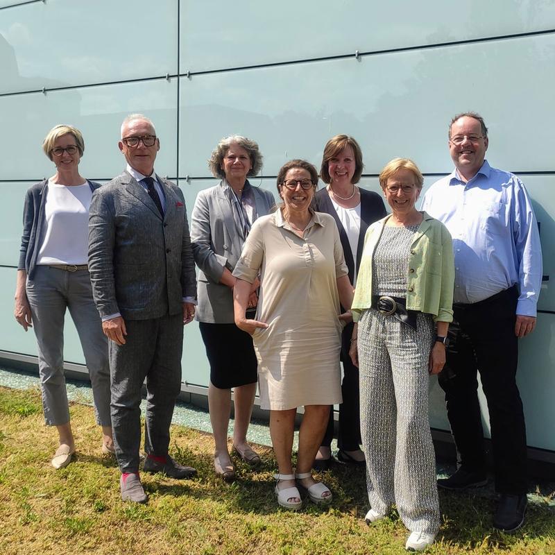 Foto: v. l. Christine Lutz, Prof. Dr. Herbert Grüner, Prof. Dr. Ursula Walkenhorst, Dr. Yasmin Alinaghi, Margarete Horn-Andac, Ulrike Wild, Dr. Udo Ahlheim.