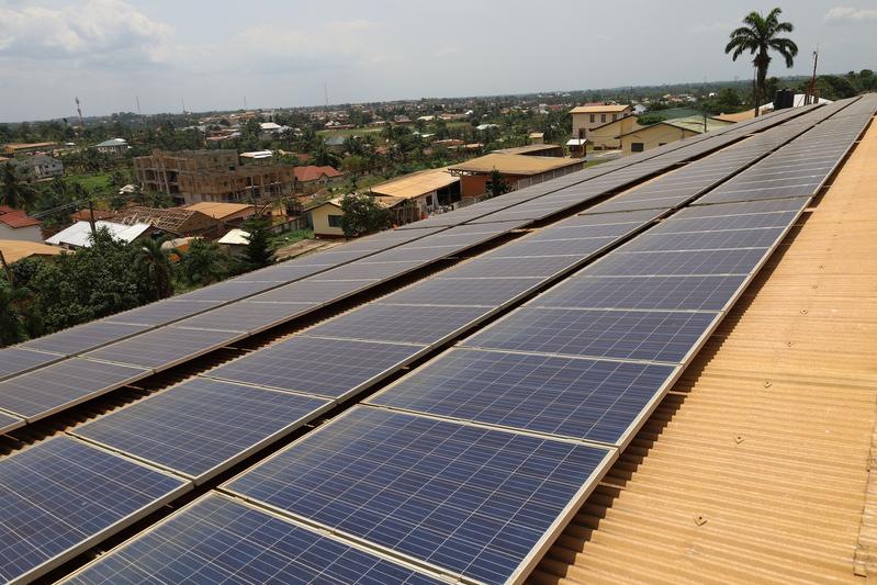 Solarmodule auf einem Krankenhausdach im ghanaischen Ort Akwatia