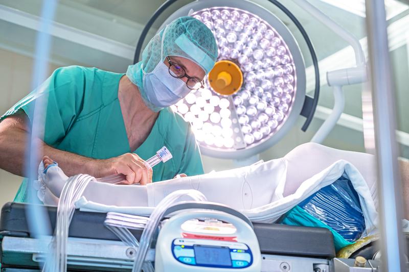 Neurochirurg Prof. Dr. Julian Prell legt eine IPK an.