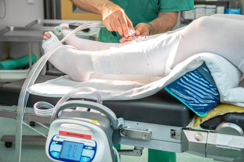 Die IPK hilft während der Operation dabei, das Blut aus den Beinvenen zu bewegen und so eine Thrombose zu verhindern.