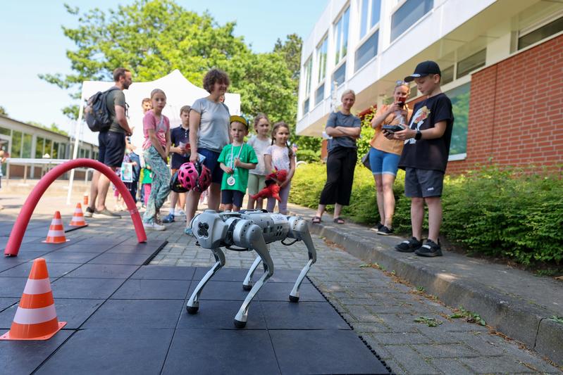Direkt nach dem Roboter-Hunderennen bildete sich eine lange Schlange am Stand. Viele wollten die Roboterhunde einmal selber steuern.
