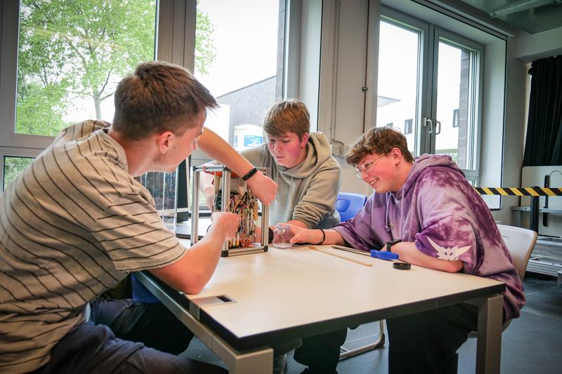 Das Team der IGS Osterholz-Scharmbeck verkabelt den Microcontroller für den Öl-Tensid-Versuchsaufbau.