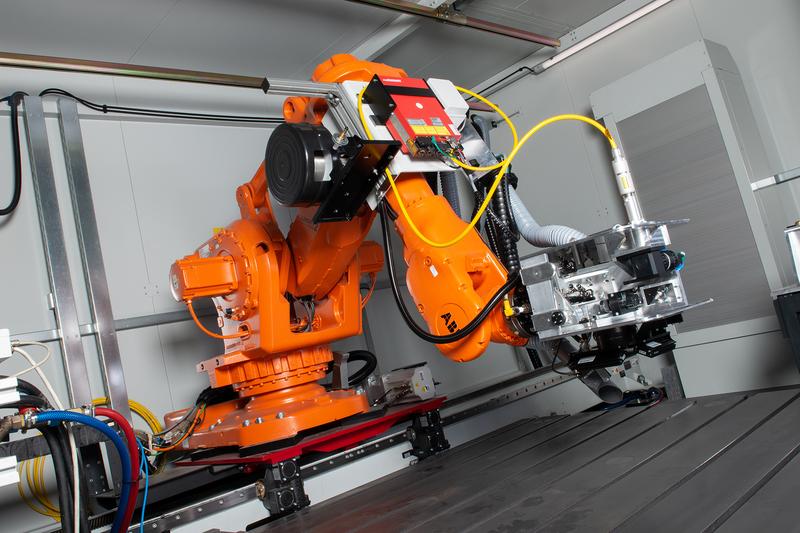 Nachden das Forschungsteam des Fraunhofer IPT die Positionsgenauigkeit optimierte, kann nun ein herkömmlicher Industrieroboter große Oberflächen metallischer Bauteile strukturieren.