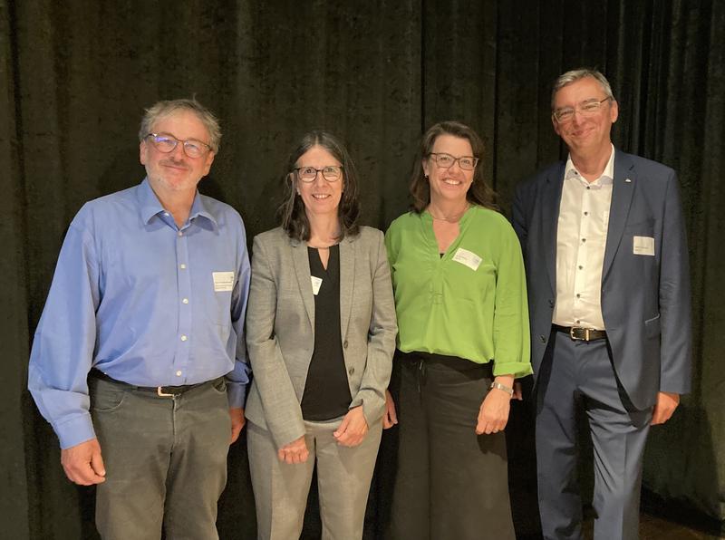 v. li.: Prof. Dr. Eckart Severing (Friedrich-Alexander-Universität Erlangen-Nürnberg), Susanne Kretschmer (Geschäftsführerin f-bb), Dr. Iris Pfeiffer (Geschäftsführerin f-bb), Hubert Schurkus (Vorstandsvorsitzender bbw e.V.) 