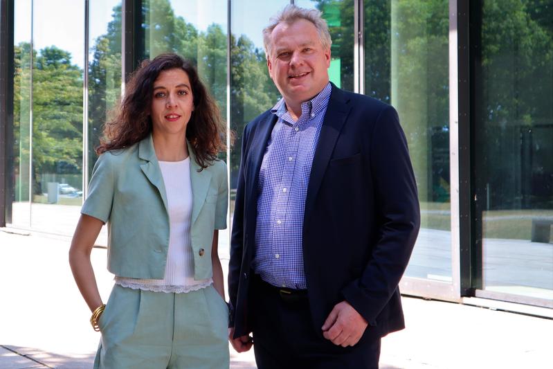 Andrea Barba-Bon, postdoctoral researcher and Werner Nau, Professor of Chemistry at Constructor University in Bremen, celebrate yet another breakthrough in chemical cell biology. 