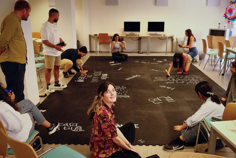 Studierende aus dem Masterstudiengang Internationale Medienkulturarbeit bei den Vorbereitungen zur aktuellen Medienkunstausstellung "Gemeinsam zusammen".