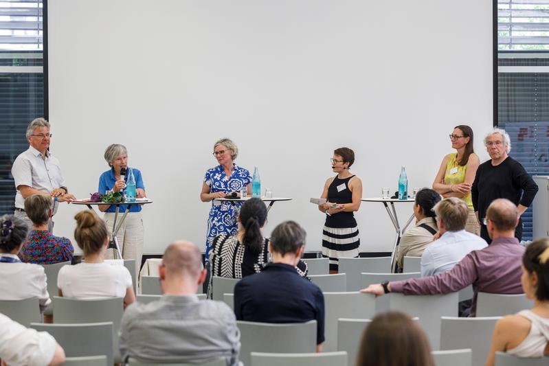 Zuversicht verbreiteten die Beiratsmitglieder (v.l.n.r.) Michael Schüring, Prof.'in Angelika Zahrnt, Christiane Auffermann und Prof. Andreas Knie (rechts). Das Gespräch führten Dr. Daniela Heeg (3.v.r.) und Dr. Alexandra Lindner (2.v.r.).