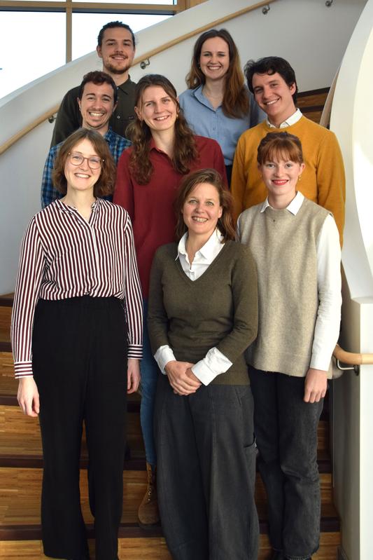 Der Lehrstuhl für Klinische Psychologie und Psychotherapie an der UW/H (von hinten links nach vorne rechts): Robin Gräfenkämper, Hannah Jahn, Kristian Dany, Johanna Wichmann, Niels Braus, Silvia Scholz, Christina Hunger-Schoppe und Antonia Lang.