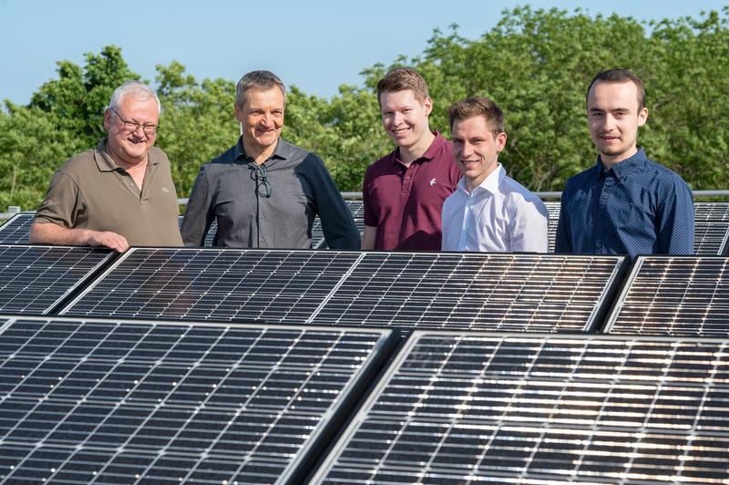 1)	Das Coburger Forschungs-Team im Freiluft-Labor auf dem Dach des Zentrum für Mobilität (ZME) der Hochschule Coburg: Prof. Dr. Dieter Landes, Prof. Dr. Bernd Hüttl, Darwin Daume, Simon Schnabrich und Max Schönau. 