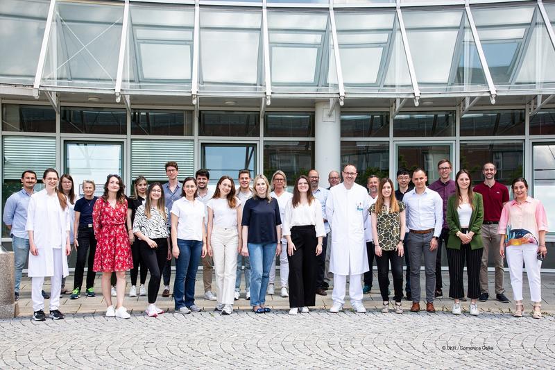 Prof. Dr. Sebastian Hahnel (1. Reihe, 5.v.re.) begrüßte erstmals als Gastgeber die Teilnehmer der Summer School der Continental European Division der International Association for Dental Research in Regensburg.