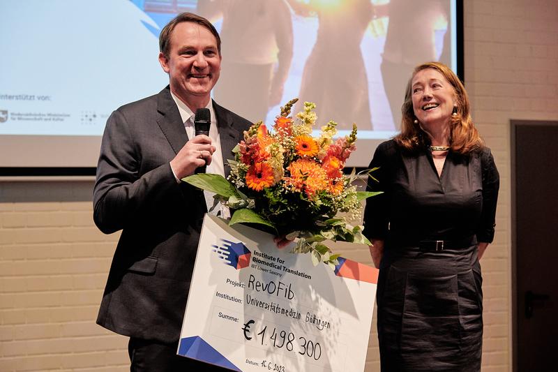 Gratulation für das erste Pilotprojekt des IBT aus der UMG: Prof. Dr. Michael Zeisberg, Direktor Klinik für Nephrologie und Rheumatologie der UMG, erhält die Siegerurkunde von Prof. Dr. Helga Rübsamen-Schaeff, Aufsichtsratsmitglied der AiCuris
