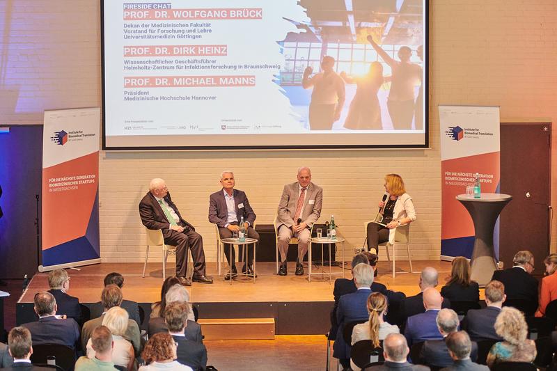 Podiumsgespräch (v. l.): Prof. Dr. Michael Manns (Präsident der MHH), Prof. Dr. Dirk Heinz (Wissenschaftlicher Geschäftsführer des HZI Braunschweig) und Prof. Dr. Wolfgang Brück (Sprecher des Vorstandes UMG)
