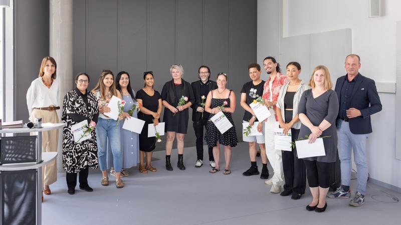 Die Preisträger/-innen des Laura-Maria-Bassi Preises 2023 mit Vizepräsidentin Prof. Dr. Susanne Rägle (1. v. l.), Vizepräsident Prof. Dr. René Thiele (13. v. l.) sowie Kirsten Huckenbeck und Prof. Dr. Timo Tohidipur (Mitte)