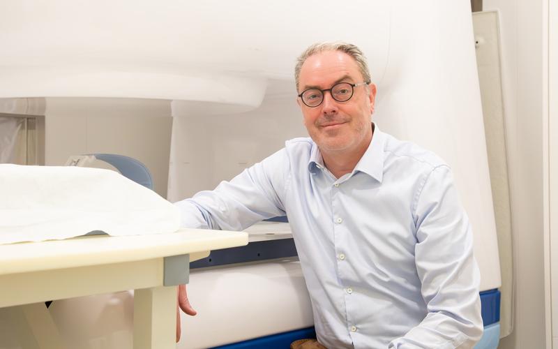 Prof. Aswin Hoffmann with the current generation “in-beam MRI. Using an “in-beam MRI” prototype, Hoffman and his group have succeeded in visualizing the proton beam in a fluid-filled phantom and in using this method to reveal the proton beam’s range dur