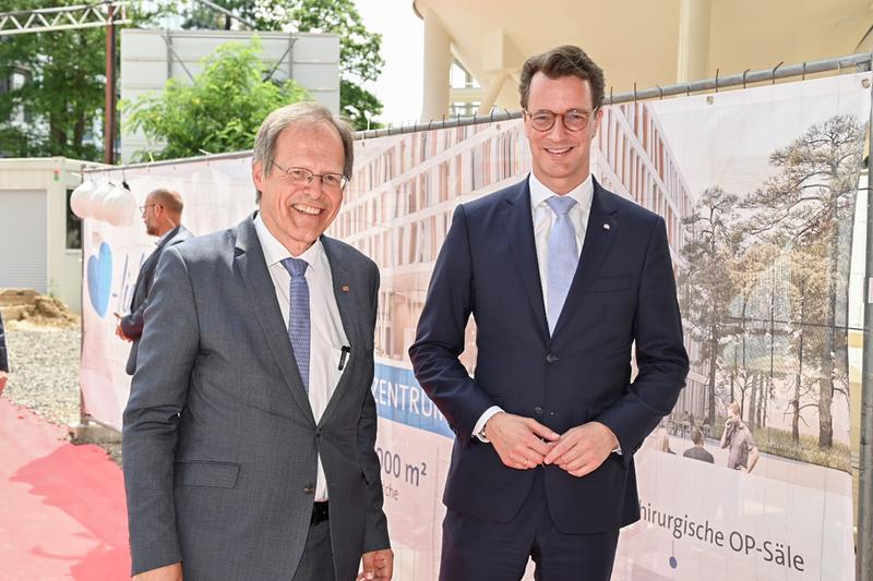 (v. li.) Prof. Wolfgang Holzgreve, Ärztlicher Direktor und Vorstandsvorsitzender des UKB, begrüßt Ehrengast Hendrik Wüst, Ministerpräsident des Landes NRW, zum Richtfest für das neue Herzzentrum des Universitätsklinikums Bonn