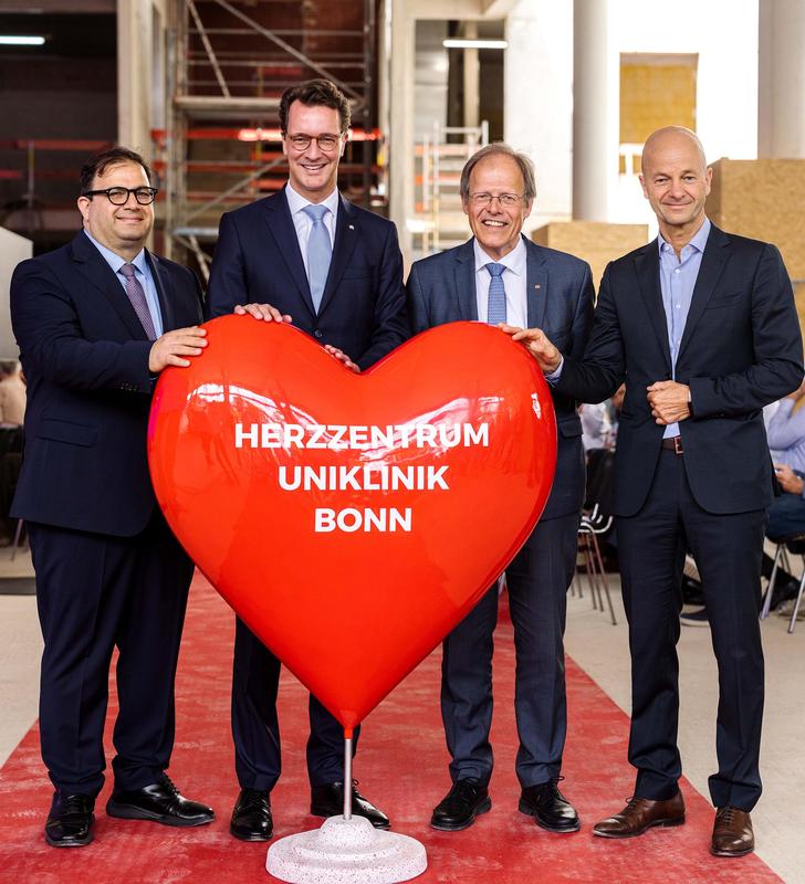 (v. li.) Prof. Farhad Bakhtiary, Direktor der Klinik für Herzchirurgie, Hendrik Wüst, Ministerpräsident des Landes NRW, Prof. Wolfgang Holzgreve, Ärztlicher Direktor und Vorstandsvorsitzender, Prof. Georg Nickenig, Direktor der Medizinischen Klinik II 