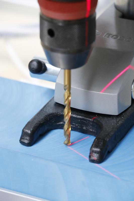 Messedemonstrator des Fraunhofer IWU auf der Automatica: Die KI erkennt z. B. auch bei Verbundmaterialien, wann in Holz oder Kunststoff gebohrt wird. Dies kann genutzt werden, um Prozessparameter online KI-gesteuert anzupassen.