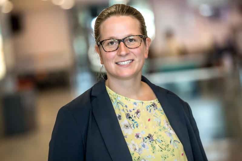 Marie Schmidt ist neue Professorin für Optimierung unter Ressourcenbeschränkung an der Uni Würzburg. Die Optimierungsprobleme, mit denen sie sich beschäftigt, kommen meist aus dem Bereich Verkehr, Mobilität und Transport. 