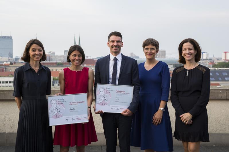 Enderlein Preisträger Vladislava Stoyanova und Phillip Ayoub mit Hertie School Präsidentin Cornelia Woll und den deutschen und französischen Staatsministerinnen für Auswärtiges Anna Lührmann und Laurence Boone