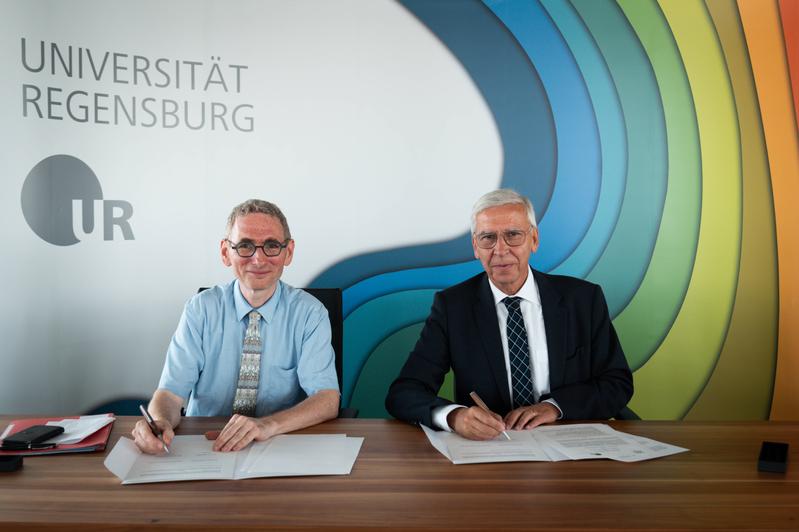 UCA-Präsident Prof. Dr. Mathias Bernard und UR-Präsident Prof. Dr. Udo Hebel bei der Unterzeichnung der Strategischen Partnerschaft. 