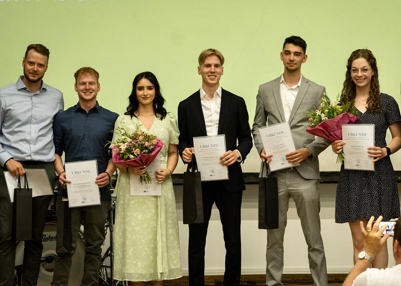 Ehrung der besten Absolventinnen und Absolventen der Hochschule Mainz in ihren Studiengängen durch die Ingenieurkammer Rheinland-Pfalz, von links: Jan Thielen, Tim Bullerschen, Giulia Lachnitt, Jan Hecker, Lars Bauer und Helen Paulus