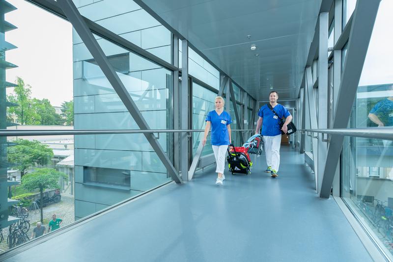 Marie Kuciánová und Dr. Vojtech Svehlik gehören zum Medical Emergency Team des Uniklinikums, das bereits bei frühen Anzeichen eines drohenden Herzstillstands aktiv wird.