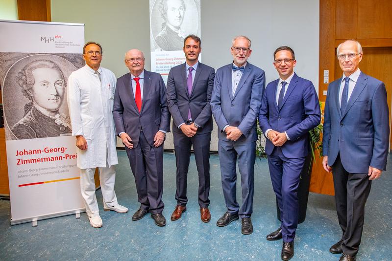 (v.l.): Prof. Dr. Peter Hillemanns, MHH-Präsident Prof. Dr. Michael Manns, die beiden Preisträger Dr. Mark Schmitt und UR-Professor Dr. Hinrich Abken, Wissenschaftsminister Falko Mohrs und Prof. Dr. Siegfried Piepenbrock, Förderstiftung MHH plus. 