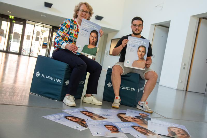 Prof. Dr. Christiane Knecht und Nikolas Tarner zeigen die Plakate der Kampagne. 