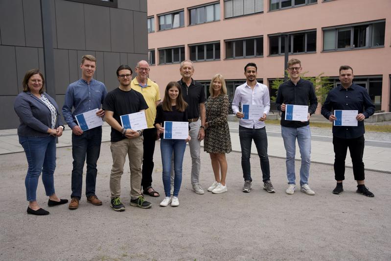 (v.l.n.r.): Urkundenübergabe: Stefanie Möginger (Career Service der THD), Jakob Kärtner, Leander Adam, THD-Präsident Prof. Dr. Peter Sperber, Annika Hannemann, Heinz und Gerti Iglhaut, Almusataf Abdulkader, Thomas Simet, Udo Schmidt.