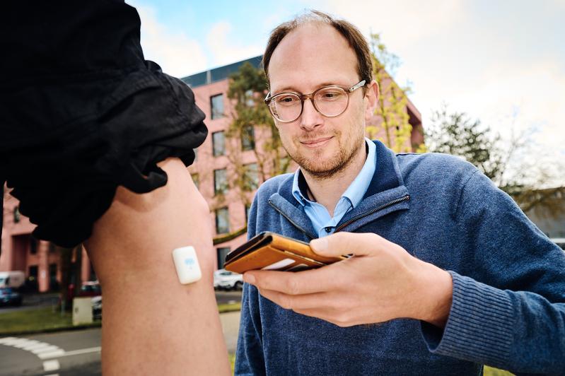 Professor für personalisierte digitale Gesundheit und Telemedizin am UKB: Björn Krüger ist mit Sensoren und Smartphone Bewegungsabläufen auf der Spur.