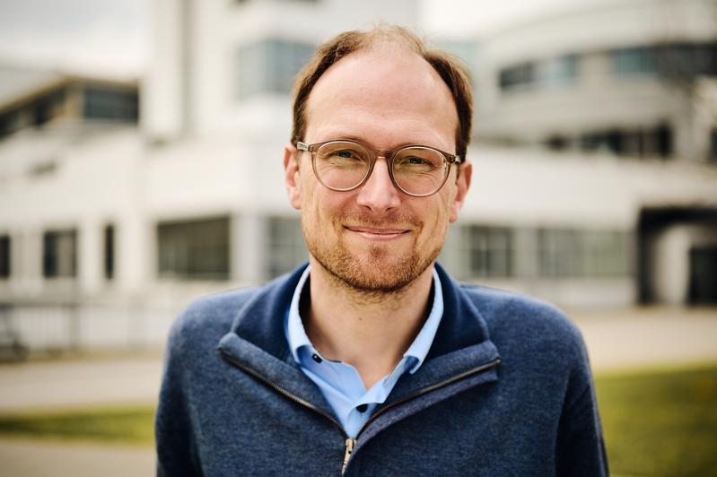 Professor für personalisierte digitale Gesundheit und Telemedizin am UKB: Björn Krüger ist mit Sensoren und Smartphone Bewegungsabläufen auf der Spur.