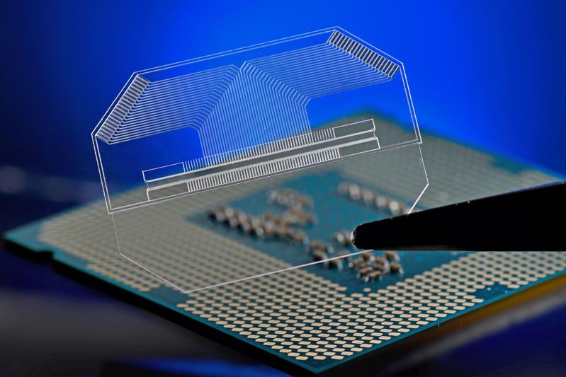 Ion traps for building quantum computers can be fabricated with selective laser etching. This allows undercuts and micro-optics to be integrated into the extremely compact component.