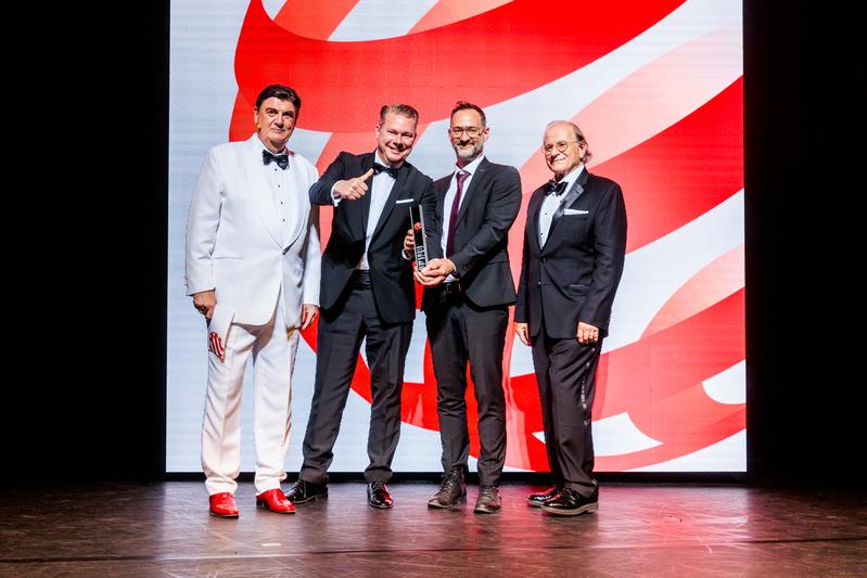 Sie haben Grund zum Feiern: Prof. Thomas Hofmann (Hochschule Osnabrück, 2.v.r.) und Matthias Gronstedt (HHLA Sky, 2.v.l.) mit Prof. Dr. Peter Zec (links), Initiator und CEO von Red Dot, sowie Gordon Bruce, Designer und Mitglied der Red Dot-Jury.