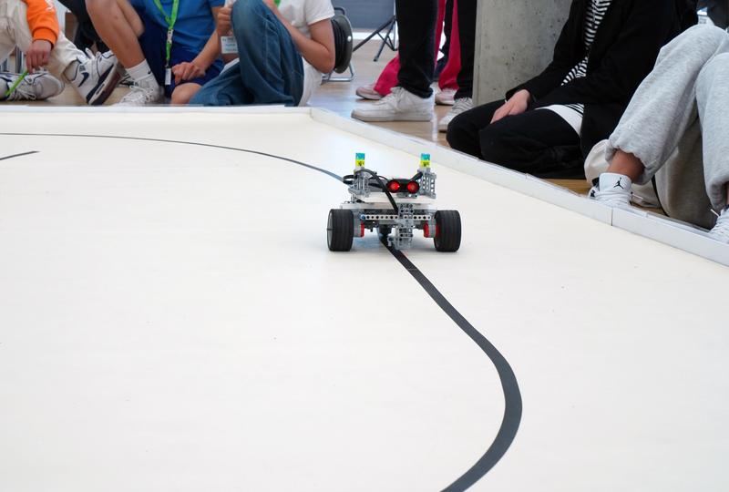 Bei der Konstruktion ihrer Roboter für die ROBOCOM nutzten die Teams ganz unterschiedliche Ansätze, um die Aufgaben zu bewältigen.