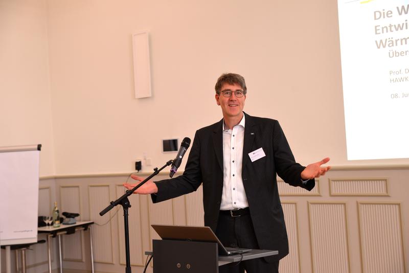 Prof. Dr. Stefan Holler von der HAWK begrüßt die Teilnehmenden der 1. Norddeutschen Wärmekonferenz