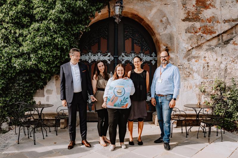 Start in den Ideensprint auf Schloss Hohenstein – vor dem Tor (von links): Ralph Veil, Theresa Pfeiffer (beide Oskar-Hacker-Stiftung), Eva Kollmann (Stadt Coburg), Monika Schnabel, Prof. Dr. Niko Kohls (beide Hochschule Coburg). 