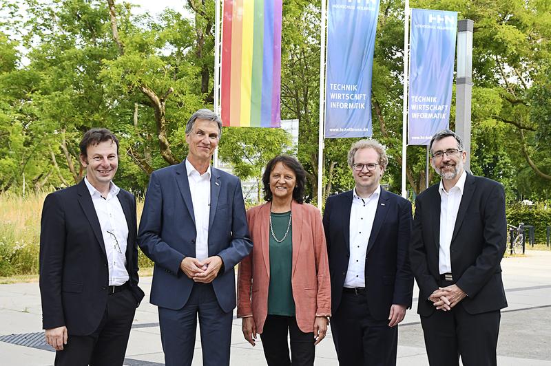 Das Rektorat der Hochschule Heilbronn ist mit Prorektor Raoul Daniel Zöllner, Rektor Oliver Lenzen, Prorektorin Ruth Fleuchaus sowie Kanzler Christoph Schwerdtfeger und Prorektor Ulrich Brecht komplett (v.l.n.r.).