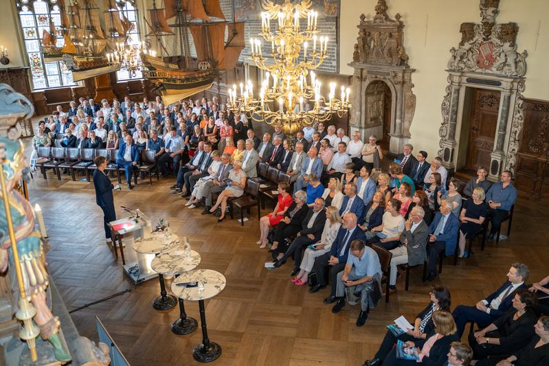 Festliche Stimmung: Mit rund 150 Gästen aus Wissenschaft, Politik, Wirtschaft und Gesellschaft fand die Verabschiedung der langjährigen Rektorin Prof. Dr. Karin Luckey am Donnerstag, 22. Juni 2023, im Bremer Rathaus statt.