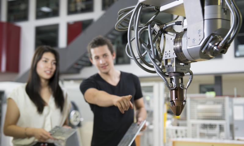 Im neuen Masterstudiengang Leichtbau und Werkstofftechnologie der BTU Cottbus-Senftenberg werden die Studierenden unter anderem mit modernen Laseranlagen für den 3D-Druck vertraut gemacht. 