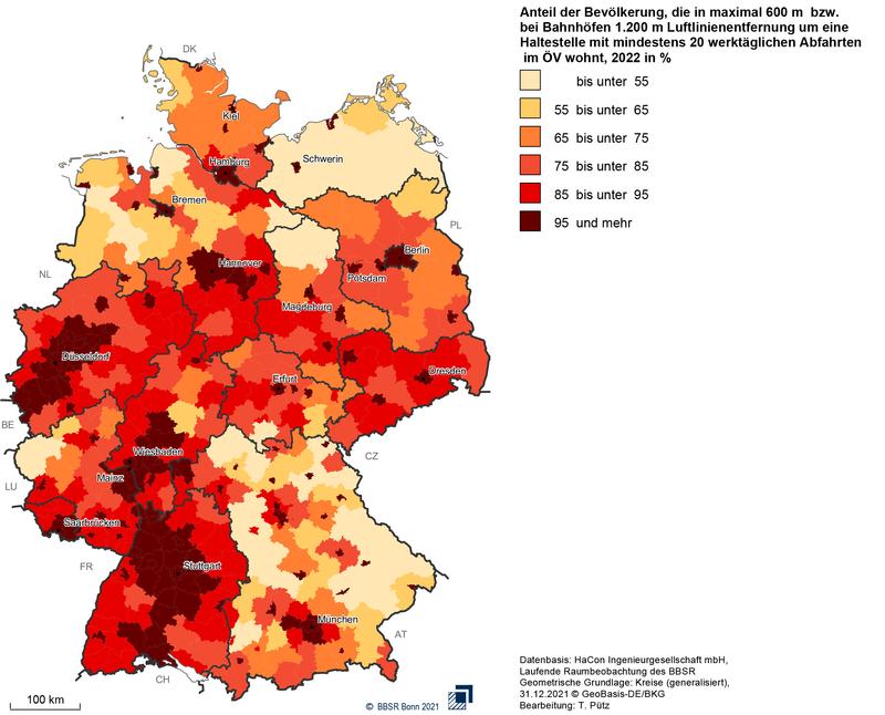 Karte: Anteil der Einwohner im Einzugsbereich einer ÖV-Haltestelle mit mind. 20 Abfahrten an einem Werktag in % (Landkreise und kreisfreie Städte)