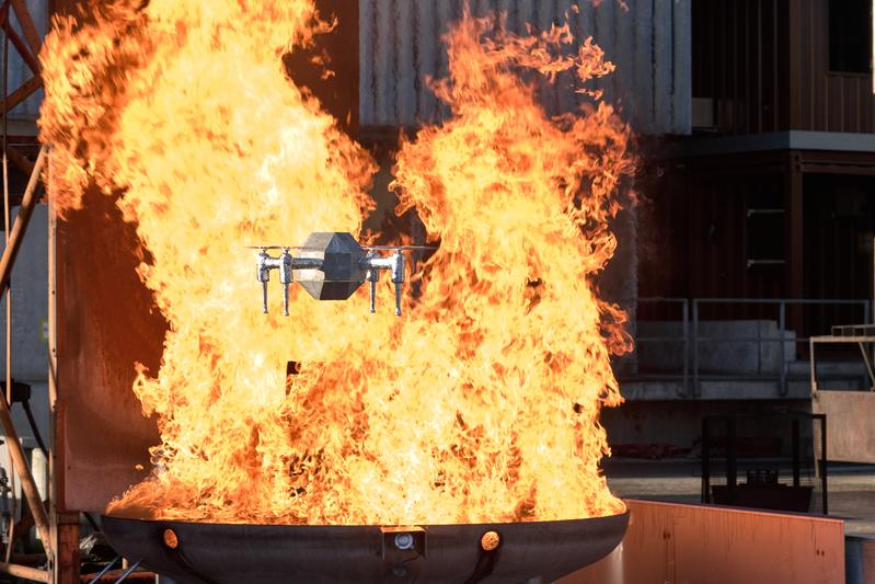 Die «FireDrone» kann dank ihres isolierenden Mantels aus Aerogel bei einem Brandeinsatz Daten aus dem Brandgeschehen selbst bei grosser Hitze erfassen und weiterleiten.