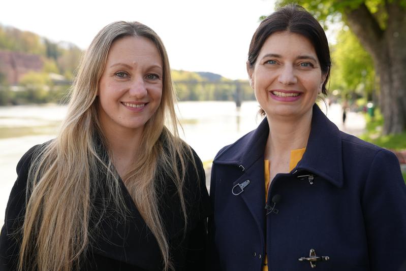 Prof. Dr. Carolin Häussler (re.), Inhaberin des Lehrstuhls für Betriebswirtschaftslehre mit Schwerpunkt Organisation, Technologiemanagement und Entrepreneurship, mit DAAD-Gastprofessorin Dr. Olga Goncharova von der Kyjiw Nationalen Wirtschaftsuniversität