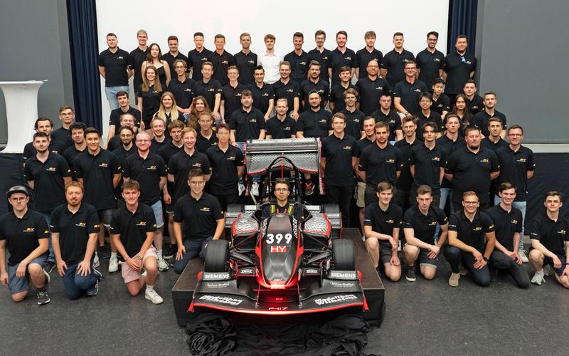 Geschafft: Rund 80 Studierende der Hochschule Karlsruhe (Die HKA) haben einen einsitzigen Formelrennwagen konstruiert und selbst gebaut 